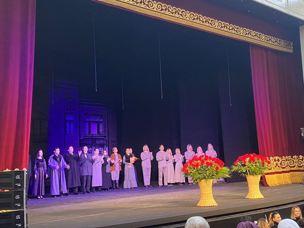 Театрда сахнада жалаңаш адамдарды қараңыз